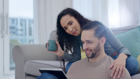 pareja de unión, hablando o tableta en el sofá