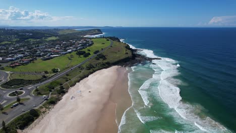 Volando-Sobre-La-Playa-De-Sharpes-Hacia-La-Cabeza-De-Los-Blancos-En-Ballina,-Nueva-Gales-Del-Sur,-Australia