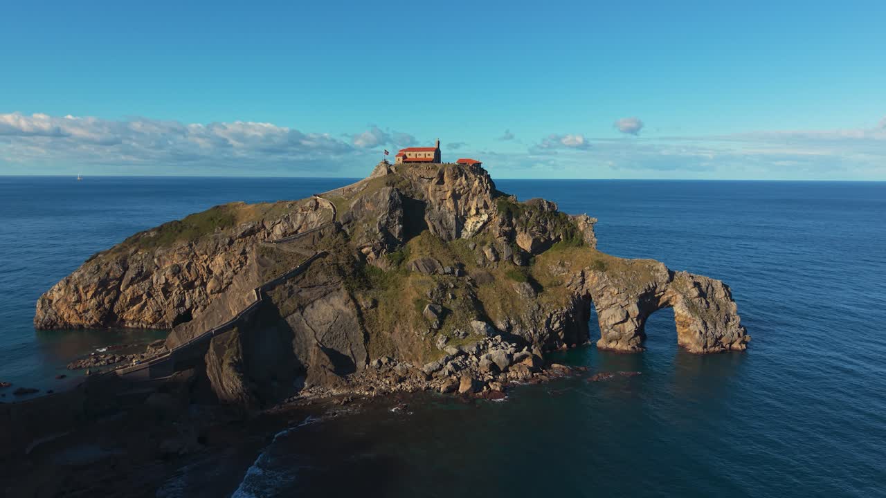 Isola e chiesa di San Juan de Gaztelugatxe con la costa atlantica sullo sfondo. Vista aerea panoramica, Spagna
