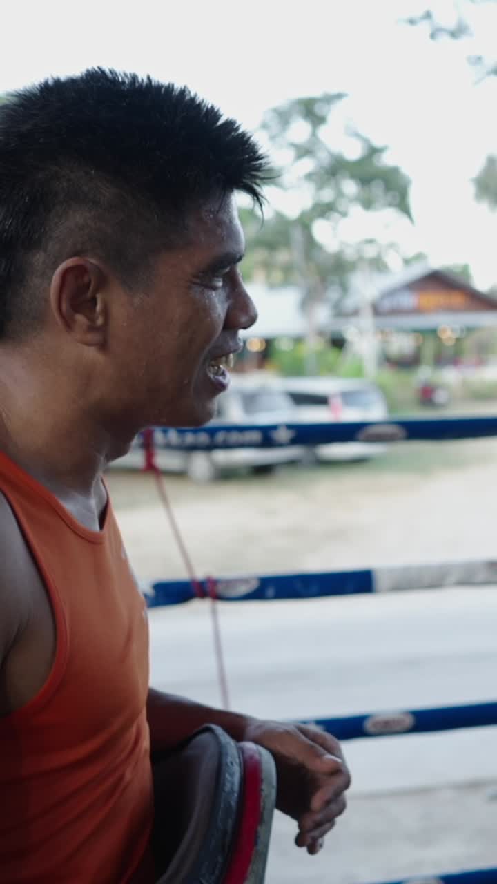 야외에서 웃는 남자