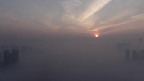 Una-Ciudad-Que-Parece-Estar-Flotando-En-El-Aire-Con-Niebla-Y-Polvo