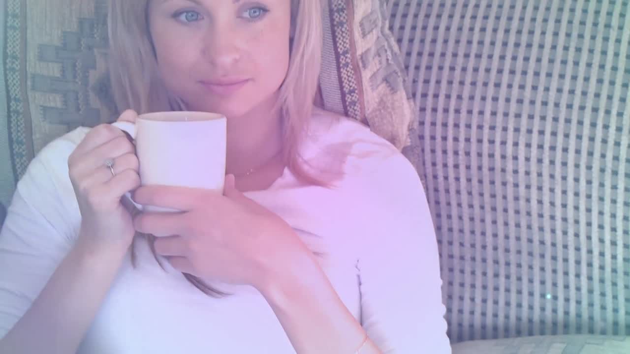 백인 여성이 컵을 들고 술을 마시는 빛의 반점 애니메이션