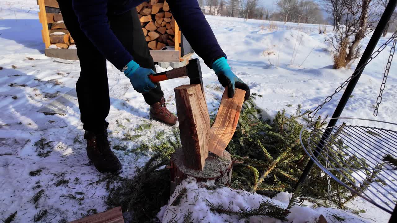 Scena dinamica di un uomo che spacca la legna su un ceppo durante l'inverno. Neve, rami sempreverdi e una legnaia creano un ambiente esterno naturale e rustico
