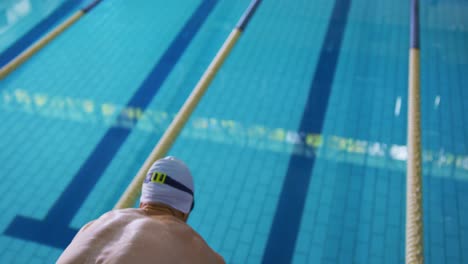 Swimmer-training-in-a-swimming-pool