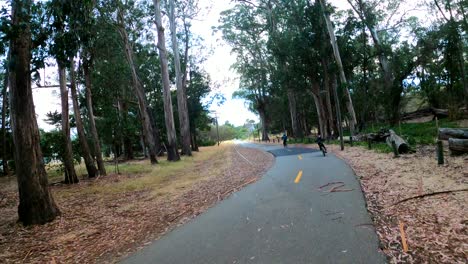 bicicleta familiar en el sendero recreativo costero de la bahía de monterey - 1 de julio de 2020