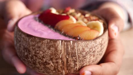 un tazón de batido saludable en una cáscara de coco