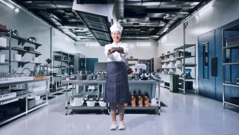 chef presentando un plato en una cocina moderna