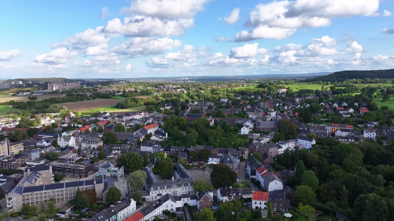 hermosos cielos sobre la ciudad de vaals y la lejana ciudad de aquisgrán