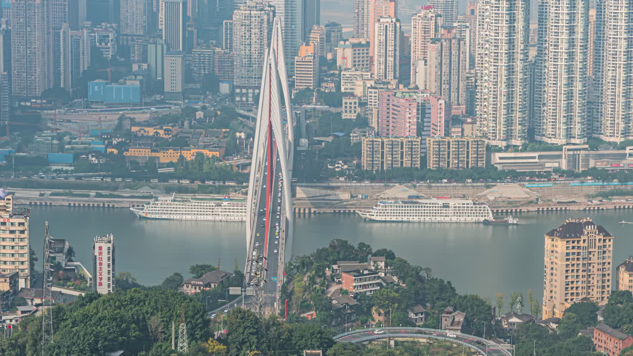 el horizonte de chongqing y los edificios de la ciudad en escena nocturna cerca del puente del río qiansimen jialing, la cueva de hongyadong es una de las famosas atracciones turísticas frecuentadas por los turistas