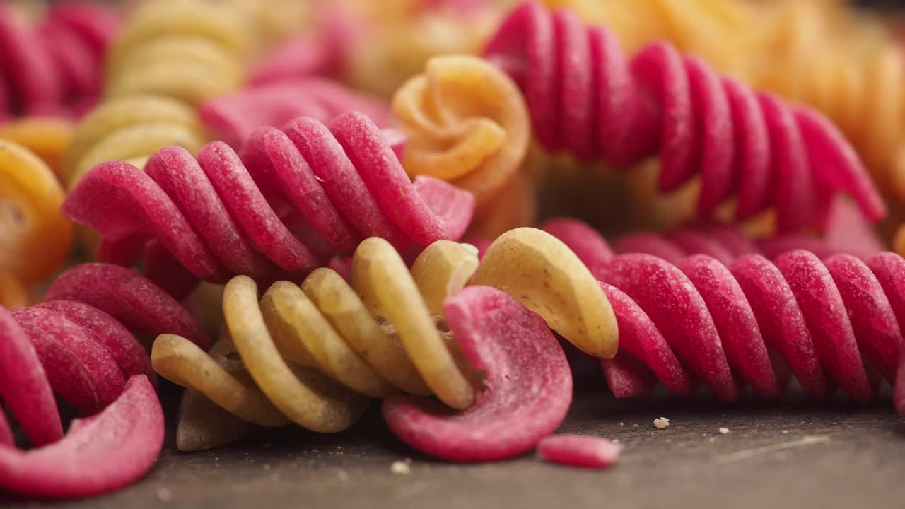 Close-up de massa fusilli colorida crua
