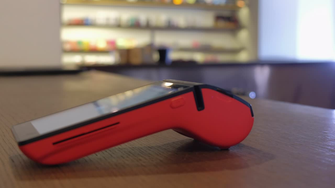 transacción en la tienda, el cliente paga la compra con tarjeta