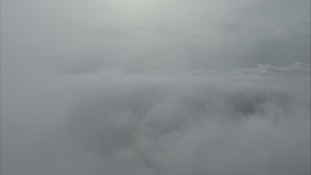 겨울 동안 두꺼운 안개와  ⁇  구름을 통해 날아