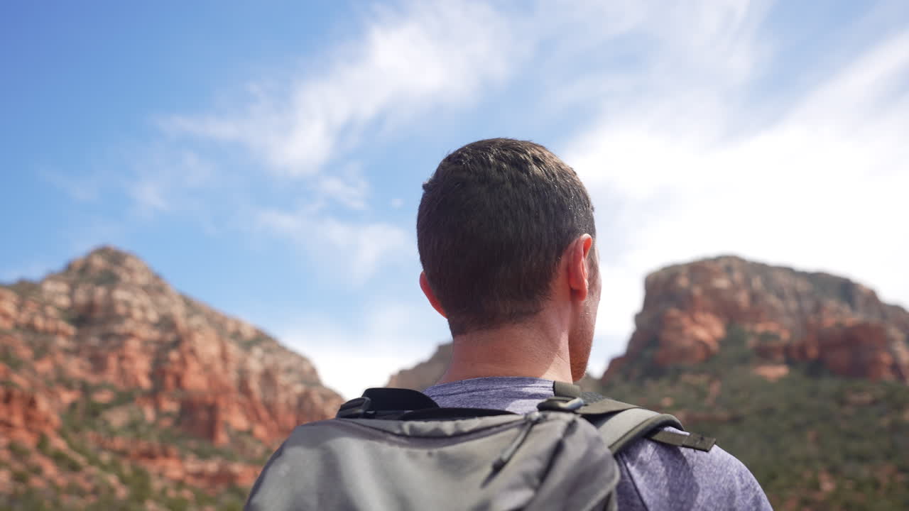 미국 남서부의 하이커는 아름다운 야외 오후에 산을 여행합니다.