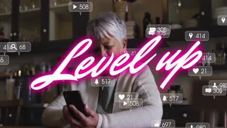animación de texto rosa, subida de nivel y notificaciones de redes sociales sobre la mujer en la tienda usando un teléfono inteligente