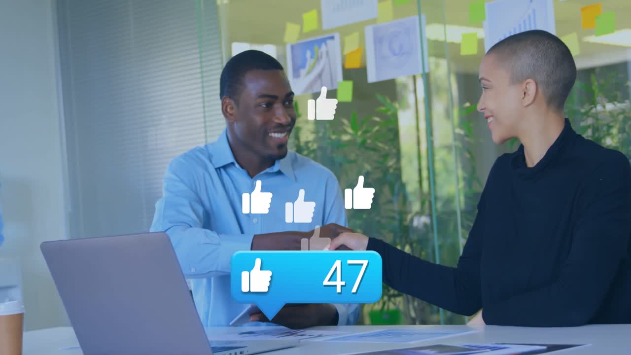 Animation af 'like'-ikon med stigende tal over en mand og en kvinde med forskellig baggrund der giver håndslag på et kontor