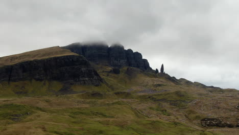 Flug-über-Trotternish-Isle-Skye-Schottland-Alter-Mann-Von-Storr