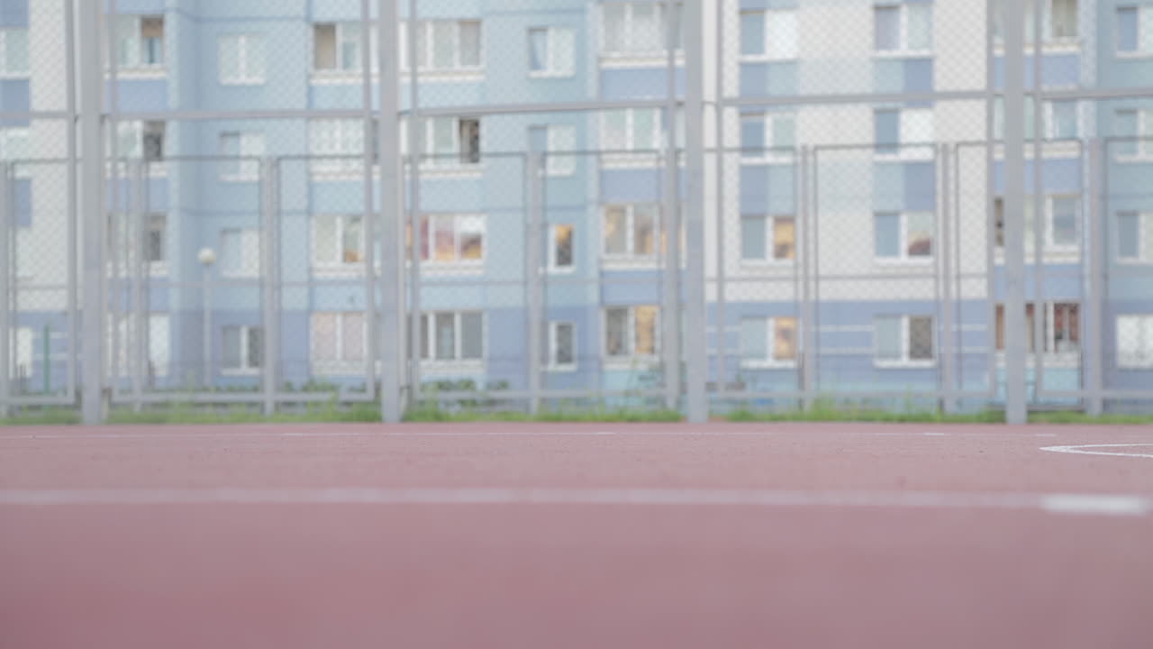 hombre jugando al baloncesto en la cancha al aire libre