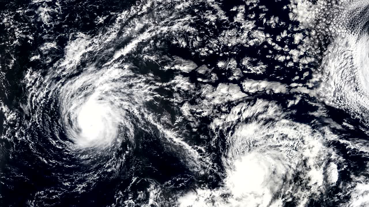 세 개의 허리케인, 폭풍, 토네이도, 위성 뷰, nasa가 제공 한 이 비디오의 일부 요소.