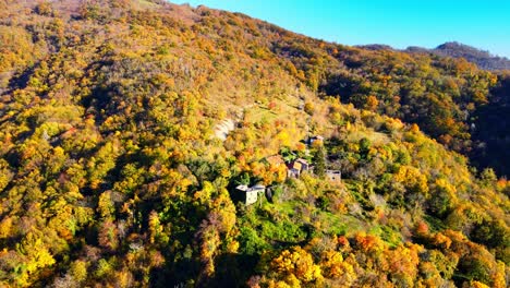 Ein-4K-Drohnenvideo-Aus-Der-Luft-Enthüllt-Die-Eindringliche-Schönheit-Von-Slapnik,-Einem-Verlassenen-Dorf-In-Brda,-Slowenien