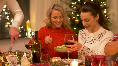 Concepto-De-Vacaciones-Y-Celebración.-Amigos-Felices-Cenando-En-Casa-Y-Comiendo-En-Navidad.