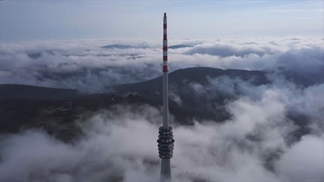 Toma-Aérea-De-Una-Gran-Torre-De-Radiodifusión-En-La-Montaña-Hornisgrinde-De-La-Selva-Negra