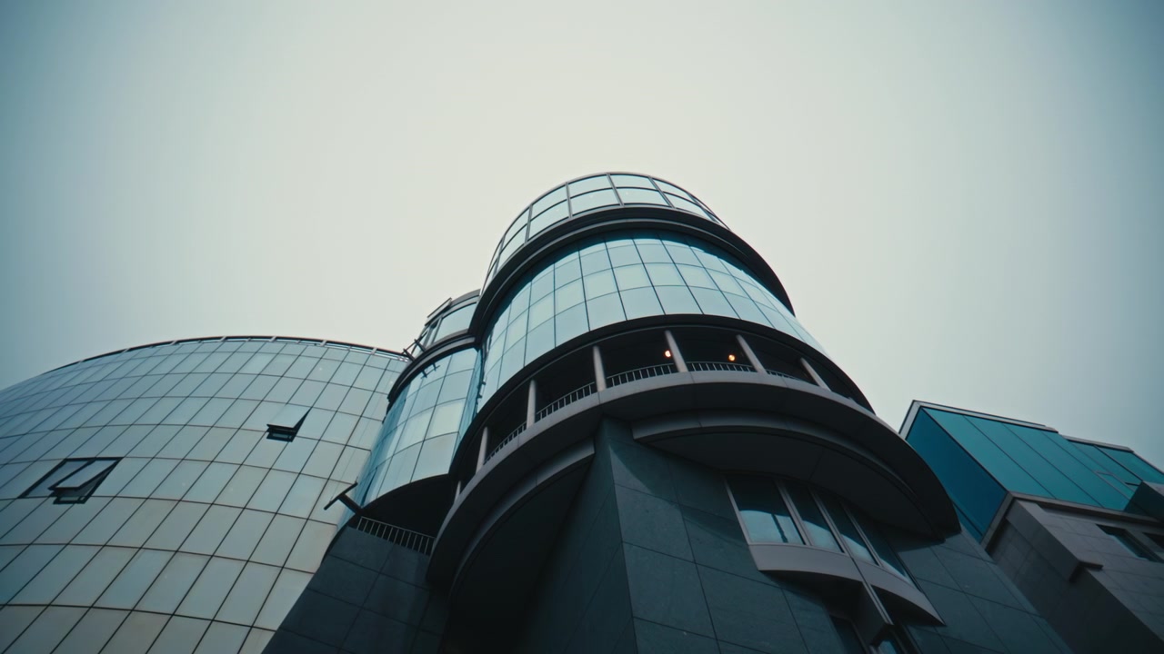 Palácio de Vidro Moderno Refletindo o Azul do Céu