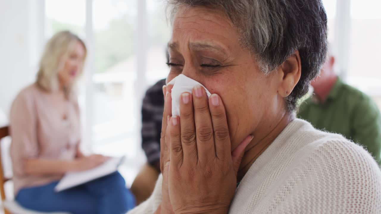 dos parejas de ancianos diversos sentados en círculo teniendo una conversación de terapia en casa