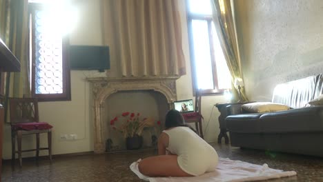 mujer haciendo yoga en casa