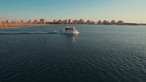 Un-Barco-Se-Adentra-En-El-Mar-Al-Amanecer,-La-Grand-Motte,-Montpellier--Francia