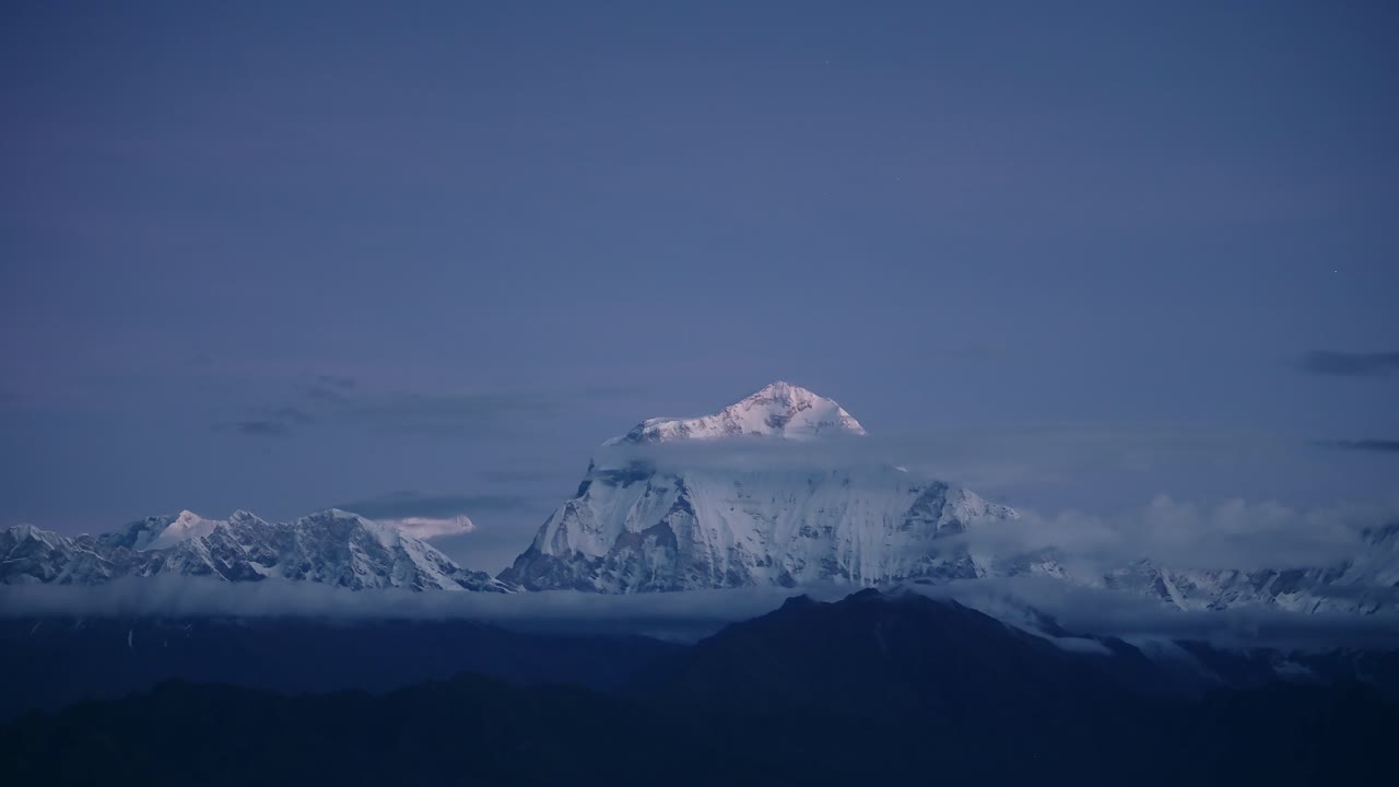 montañas por la noche en los himalayas en nepal, paisaje montañoso cubierto de nieve en el paisaje de la hora azul oscuro, cimas nevadas cumbre de las montañas en nepal en el punto de vista de poon hill en la región de annapurna