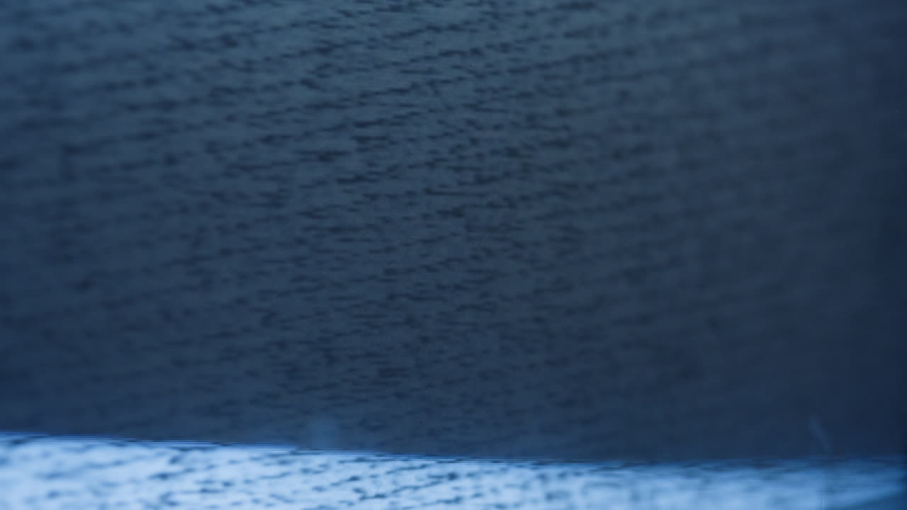 tv retro, televisión vintage en una configuración nostálgica, una tv retro muestra grano en la pantalla, dispositivo aterrador de la noche de halloween bueno para la llave de croma y la pantalla verde. imágenes de alta calidad 4k