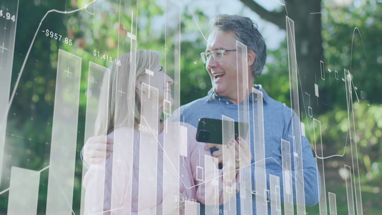 스마트폰을 사용하는 고령 백인 부부에 대한 금융 데이터 처리 애니메이션