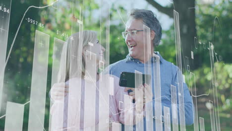 animación del procesamiento de datos financieros sobre una pareja caucásica mayor usando un teléfono inteligente