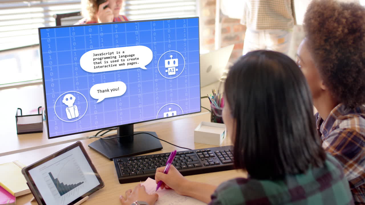 사무실에서 화면에 데이터 처리를 가진 컴퓨터를 사용하는 다양한 사업가