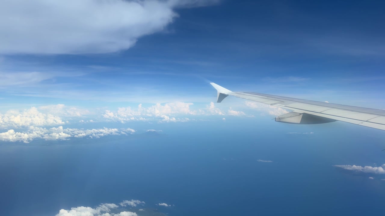 フィリピンの太平洋上空を飛行する民間航空機。東南アジアの旅。