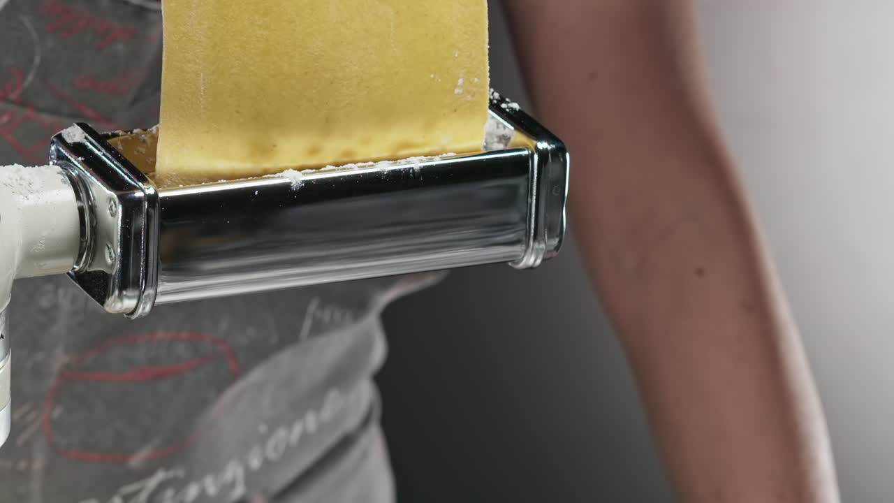 cortar la pasta en rebanadas en espagueti