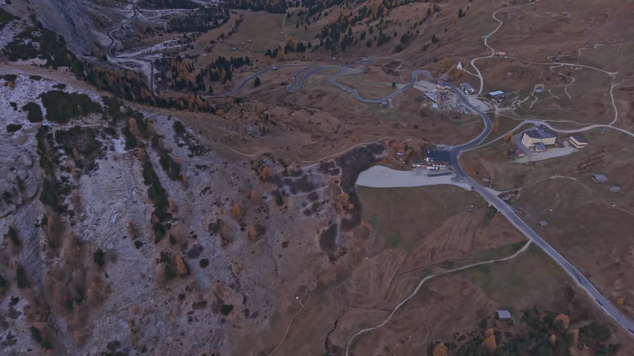 Dolomitler, İtalya'da, Gardena Geçidi yolu'nun sabah ışığındaki drone çekimi.