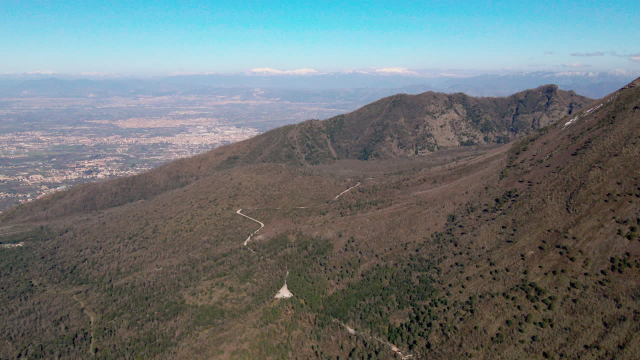 vista aérea desde la pendiente del monte vesubio mirando a través de campania y la costa de amalfi en la región suroeste de italia