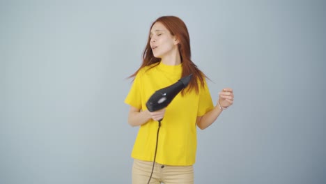 Woman-singing-and-dancing-with-blow-dryer.