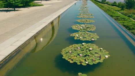 Panoramablick-Auf-Den-Lotusblumenbrunnen-Am-Bahai-Tempel-In-Südamerika-An-Einem-Sonnigen-Und-Einsamen-Tag