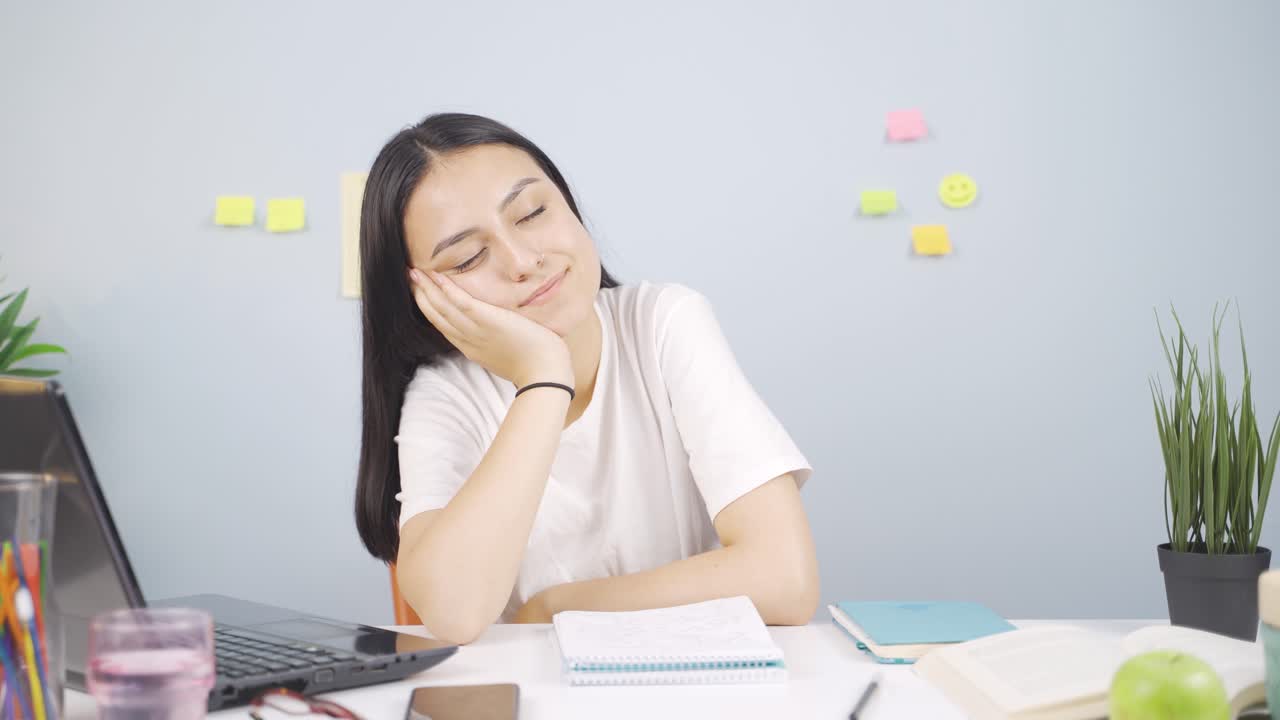 재미있는 여성 학생 꿈을 꾸고 있습니다.