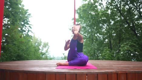 mujer practicando yoga al aire libre