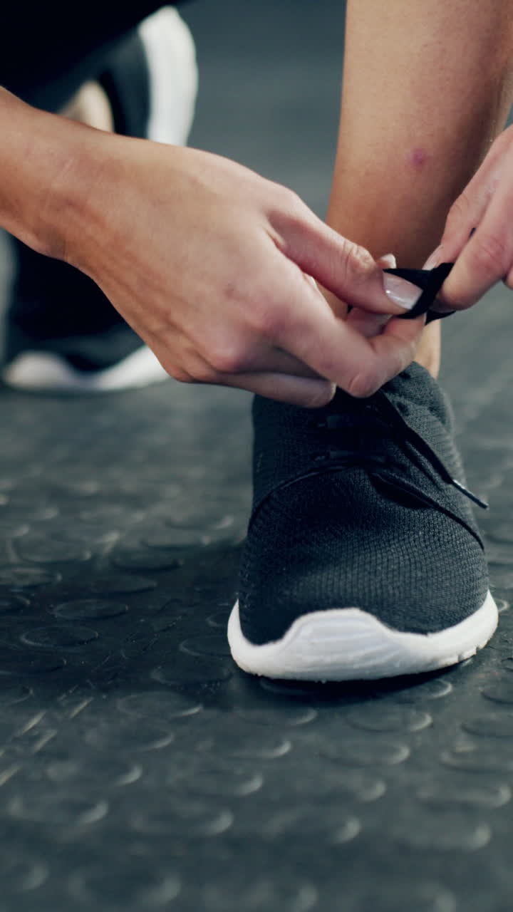 Primo piano di mani che allacciano i lacci su una scarpa sportiva