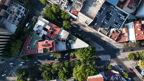 drone aéreo de la ciudad de méxico en la hora mágica, el ojo de los pájaros gira en sentido contrario a las agujas del reloj