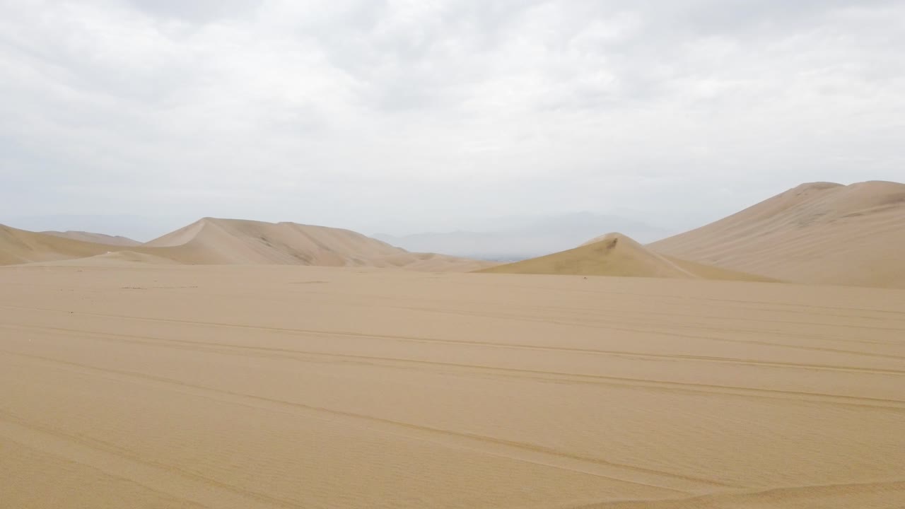 Vista aerea di vaste dune di sabbia sotto un cielo coperto