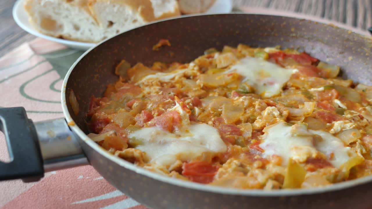 menemen turco es un plato para el desayuno.