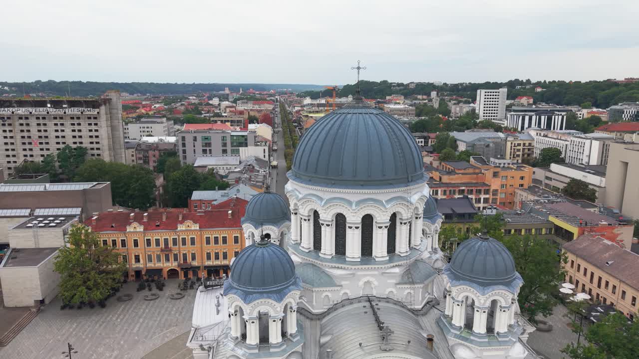 Filmagem aérea cativante apresenta a arquitetura deslumbrante da Igreja de São Miguel Arcanjo em Kaunas, Lituânia. Céus nublados realçam o plano de fundo urbano
