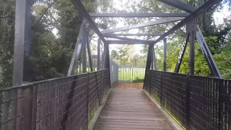 cruzando un puente peatonal sobre el río stour en canterbury kent