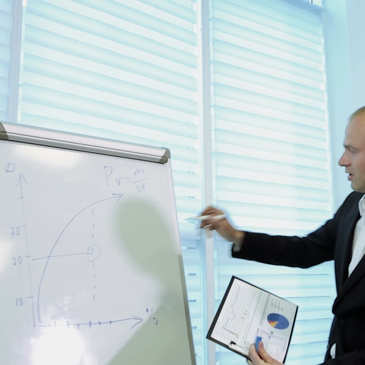 personas de negocios que analizan las estadísticas