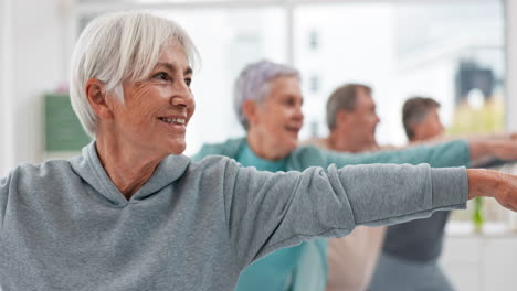 Ancianos-En-Clase-De-Yoga,-Fitness